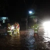 Lực lượng cảnh sát giao thông đưa canô đến những điểm ngập sâu tại thành phố Đồng Hới, Quảng Bình để di tản người dân đến nơi an toàn. (Ảnh: Đức Thọ/TTXVN) 