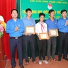 Trao tặng Huy hiệu 'Tuổi trẻ dũng cảm' cho 3 đoàn viên thanh niên là Võ Phong (34 tuổi), Võ Huân (28 tuổi) và em Đặng Quốc Vinh (13 tuổi) đã dũng cảm cứu người trong mưa lũ. (Ảnh: Hoàng Ngà/TTXVN)