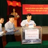 Cán bộ, chuyên viên, người lao động Văn phòng Trung ương Đảng tham gia quyên góp ủng hộ đồng bào miền Trung. (Ảnh: Trí Dũng/TTXVN) 