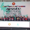 Tổng Thư ký ASEAN Lê Lương Minh (ngoài cùng bên phải) và các bộ trưởng ASEAN tại lễ khai mạc Hội nghị lần thứ 5 về ma túy tại Singapore, ngày 20/10. (Ảnh: Mỹ Bình/Vietnam+)