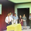 Cán bộ nhân viên Đại sứ quán, đại diện các doanh nghiệp và cộng đồng người Việt Nam quyên góp tại lễ phát động. (Ảnh: Lê Hòa/Vietnam+)