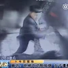 Gã đàn ông ra tay với người phụ nữ trong thang máy. (Nguồn: Shanghailist)