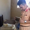 Công an tỉnh Thanh Hóa bắt giữ 1 xe ôtô vận chuyển gần 1.000 bao thuốc lá mang nhãn hiệu Esse Gold do nước ngoài sản xuất. (Ảnh: Trịnh Duy Hưng/Vietnam+)