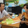 Một trường hợp sốt, phát ban, đau cơ được bác sỹ bệnh viện quận 2 khám, tư vấn và lấy mẫu máu gửi về Viện Pasteur Hồ Chí Minh xét nghiệm. (Ảnh: Phương Vy/TTXVN)