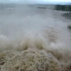 Nhà máy thủy điện Sông Ba Hạ xả lũ với lưu lượng 10.400 m3/giây. (Ảnh: Thế Lập/TTXVN)