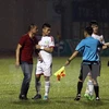 Ban huấn luyện và cầu thủ Sông Lam Nghệ An phản ứng trước quyết định đá phạt 11m của trọng tài trong trận gặp FLC Thanh Hóa. (Ảnh: Thanh Tùng/TTXVN)