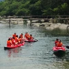 Du khách tại khu du lịch Suối Moọc và Sông Chày-Hang Tối trong quần thể du lịch hang động Quảng Bình. (Ảnh: Đức Thọ/TTXVN)