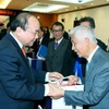 Thủ tướng Nguyễn Xuân Phúc tặng quà cho các đại biểu. (Ảnh: Thống Nhất/TTXVN)