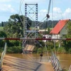  Cầu treo Tà Lài bị sập hoàn toàn. (Ảnh: Sỹ Tuyên/TTXVN)