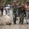 Đội cứu hộ đưa một cụ già bị thương thoát khỏi khu vực nguy hiểm sau một trận động đất tại Trung Quốc. (Nguồn: News.cn)