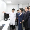 Chủ tịch Quốc hội Nguyễn Thị Kim Ngân và các đại biểu thăm Trung tâm Kỹ thuật cao và tiêu hóa Hà Nội. (Ảnh: Phương Hoa/TTXVN) 