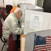 Cử tri Mỹ bỏ phiếu bầu Tổng thống Mỹ 2016 tại điểm bầu cử sớm ở Eau Claire, Wisconsin ngày 1/11. (Nguồn: AFP/TTXVN)