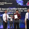Đại diện Báo điện tử VietnamPlus-TTXVN nhận giải nhất Giải báo chí toàn quốc về thông tin đối ngoại năm 2015 với tác phẩm 'Việt Nam vươn lên về mọi mặt sau 70 năm lập quốc.' (Ảnh: Minh Chiến/Vietnam+)