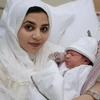Moaza Al Matrooshi và đứa con mới sinh. (Nguồn: Telegraph)