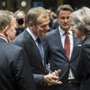 Thủ tướng Anh Theresa May (phải) và Chủ tịch Hội đồng châu Âu Donald Tusk (thứ hai, trái) tại Hội nghị thượng đỉnh EU ở Brussels ngày 15/12. Bà Theresa May vắng mặt trong cuộc gặp tối 15/12. (Nguồn: AFP/TTXVN)
