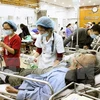 Cứu chữa cho bệnh nhân tại Khoa cấp cứu, Bệnh viện Bạch Mai. (Ảnh: TTXVN/Vietnam+)