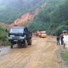 Các đơn vị xử lý sự cố sạt lở núi gây tắc giao thông quốc lộ 40B tại Km 68+800 thuộc địa phận xã Trà Tân, huyện Bắc Trà My, tỉnh Quảng Nam. (Ảnh: Đoàn Hữu Trung/TTXVN) 