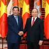 Thủ tướng Chính phủ Nguyễn Xuân Phúc và Thủ tướng Vương quốc Campuchia Samdech Akka Moha Sena Padei Techo Hun Sen chụp ảnh chung trước giờ hội đàm. (Ảnh: Thống Nhất/TTXVN)