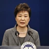 Tổng thống Park Geun-hye trong bài phát biểu trực tiếp trên truyền hình về vụ bê bối chính trị liên quan đến người bạn thân Choi Soon-sil, tại Seoul ngày 29/11. (Nguồn: AP/TTXVN)