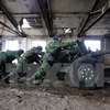 Lực lượng ly khai chuyển súng chống tăng MT-12 Rapira 100-mm vào nhà kho ở Zelene, vùng Donetsk hồi năm 2010. (Nguồn: AFP/TTXVN