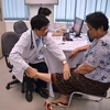 Các y bác sỹ Việt Nam khám bệnh cho bệnh nhân Campuchia trong chương trình. (Ảnh: Nguyễn Lâm/Vietnam+)