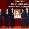 Thủ tướng Nguyễn Xuân Phúc tặng bức tranh đá 'Chân dung Chủ tịch Hồ Chí Minh' cho Viện Hàn lâm Khoa học Xã hội Việt Nam. (Ảnh: Thống Nhất/TTXVN)