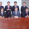 Các thành viên thuộc phe phản đối Tổng thống trong đảng Saenuri cầm quyền tại cuộc họp báo ở Seoul ngày 21/12. (Nguồn: Yonhap/TTXVN)