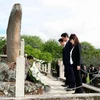 Thủ tướng Nhật Bản Shinzo Abe và Bộ trưởng Quốc phòng Tomomi Inada tại Nghĩa trang Nhật Bản ở Honolulu, Hawaii ngày 26/12. (Nguồn: AFP)