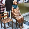 Chính quyền thành phố Busan đã cho phép một nhóm hoạt động dân sự Hàn Quốc dựng bức tượng cô gái trẻ bên ngoài Lãnh sự quán Nhật Bản ở Busan. (Nguồn: Kyodo/TTXVN)
