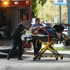 Đưa người bị thương trong vụ xả súng ở Fort Lauderdale-Hollywood đi cấp cứu. (Nguồn: AP)