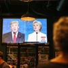 Người dân Mỹ theo dõi thông tin về cuộc bầu cử qua truyền hình. (Nguồn: BBC)