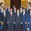 Thủ tướng Nguyễn Xuân Phúc chụp ảnh lưu niệm với các đại biểu. (Ảnh: Doãn Tấn/TTXVN)