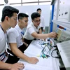 Sinh viên Khoa Điện tử viễn thông-Trường Đại học Tôn Đức Thắng trong giờ thực hành. (Ảnh: Phương Vy/TTXVN) 