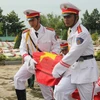 An táng hài cốt các liệt sỹ Việt Nam hy sinh tại Campuchia tại Nghĩa trang Liệt sỹ huyện Vĩnh Hưng, Long An. (Ảnh: Bùi Như Trường Giang/TTXVN)