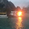 Hiện trường vụ tàu Ánh Dương QN 3598 bị cháy trên Vịnh Hạ Long. (Ảnh: Văn Đức/TTXVN) 