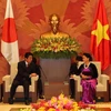 Chủ tịch Quốc hội Nguyễn Thị Kim Ngân đón tiếp Thủ tướng Nhật Bản Shinzo Abe. (Ảnh: Lê Minh Sơn/Vietnam+)