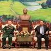 Tổng Bí thư, Chủ tịch nước Lào Bounnhang Volachith (phải) tiếp thân mật đồng chí Thiếu tướng Huỳnh Đắc Hương cùng Đoàn. (Ảnh: Phạm Kiên/TTXVN)