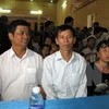 Ông Nguyễn Thanh Chấn (ngồi giữa) trong lần dự buổi công khai xin lỗi. (Ảnh: Dương Trí/TTXVN)