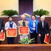 Chủ tịch Quốc hội Nguyễn Thị Kim Ngân trao bức trướng mừng thọ cho các lãnh đạo đã nghỉ hưu từ 80 đến 90 tuổi. (Ảnh: Trọng Đức/TTXVN)