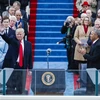 Tổng thống đắc cử Donald Trump (trái, hàng đầu) và Tổng thống mãn nhiệm Barack Obama (phải, hàng đầu) tại lễ tuyên thệ ở Washington, DC, ngày 20/1. (Nguồn: EPA/TTXVN)