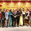 Tổng Lãnh sự Việt Nam tại Vancouver Phạm Mạnh Hải và đại diện các lưu học sinh. (Ảnh: Vũ Hà/​Vietnam+)