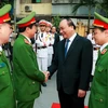 Thủ tướng Nguyễn Xuân Phúc đến kiểm tra công tác trực, sẵn sàng chiến đấu tại Bộ Tư lệnh Cảnh sát cơ động trong dịp Tết nguyên đán 2017. (Ảnh:Thống Nhất/TTXVN)