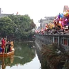Biểu diễn quan họ trên thuyền tại hội chùa Phật Tích. (Ảnh: Thanh Thương/TTXVN)