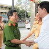 Ông Đinh La Thăng với cán bộ, chiến sỹ Phòng Cảnh sát giao thông đường bộ-đường sắt. (Ảnh: Thanh Vũ/TTXVN)