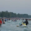 Khách du lịch ở biển Campuchia. (Ảnh: Chanh Đa/Vietnam+)