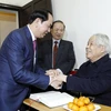 Chủ tịch nước Trần Đại Quang đã đến nhà riêng thăm, chúc thọ nguyên Tổng Bí thư Đỗ Mười tròn 100 tuổi. (Ảnh: Nhan Sáng/TTXVN)