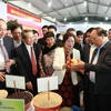 Thủ tướng Nguyễn Xuân Phúc đến thăm Công ty Cổ phần đầu tư và Phát triển nông nghiệp công nghệ cao tỉnh Hà Nam. (Ảnh: Thống Nhất/TTXVN)