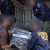 Cảnh sát đưa số cocaine bị thu giữ vào một chiếc xe tải. (Nguồn: nzherald.co.nz)