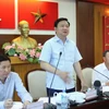 Bí thư Thành ủy Đinh La Thăng làm việc với lãnh đạo Quận ủy Quận 2. (Ảnh: Thanh Vũ/TTXVN)