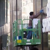 Công nhân dọn vệ sinh bên ngoài một tòa nhà ở New York. (Nguồn: AFP/TTXVN)